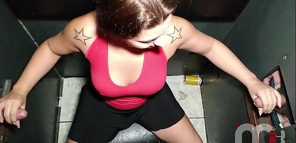  Uma aventura sexual no gloryhole de um sexshop no centro de São Paulo.